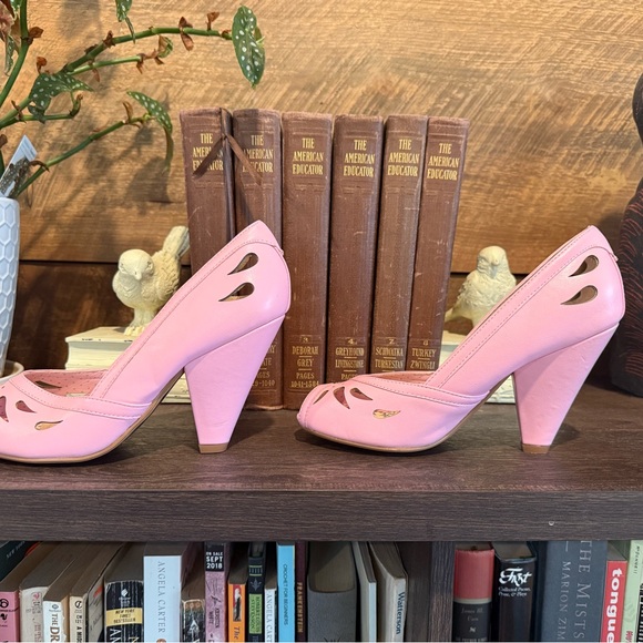 Bettie Page Marilyn pumps - NWOT - Picture 5 of 9